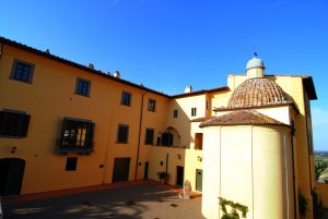 villa toscana storica. edilizia restauro ristrutturazione facciata esterna intonaco tetto terrazza
