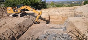 scavo di fondazione escavatore braccio meccanico edilizia costruzioni