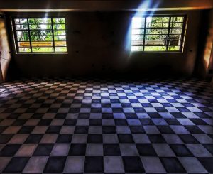 recupero pavimento scacchi piastrelle bianche nere levigatura lucidatura interno pavimentazione