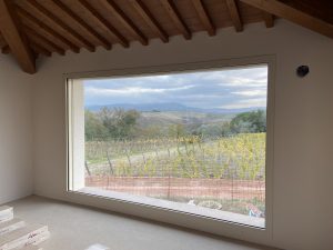 nuova costruzione casale di campagna toscano finestra con vista vigneti