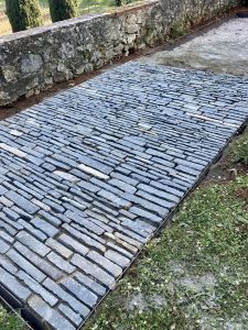 pavimentazione villa esterno pietra grigio pavimento installazione